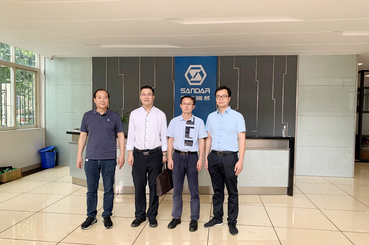 熱烈歡迎省人大代表、省工信廳領(lǐng)導(dǎo)蒞臨先達(dá)數(shù)控機(jī)械參觀調(diào)研！